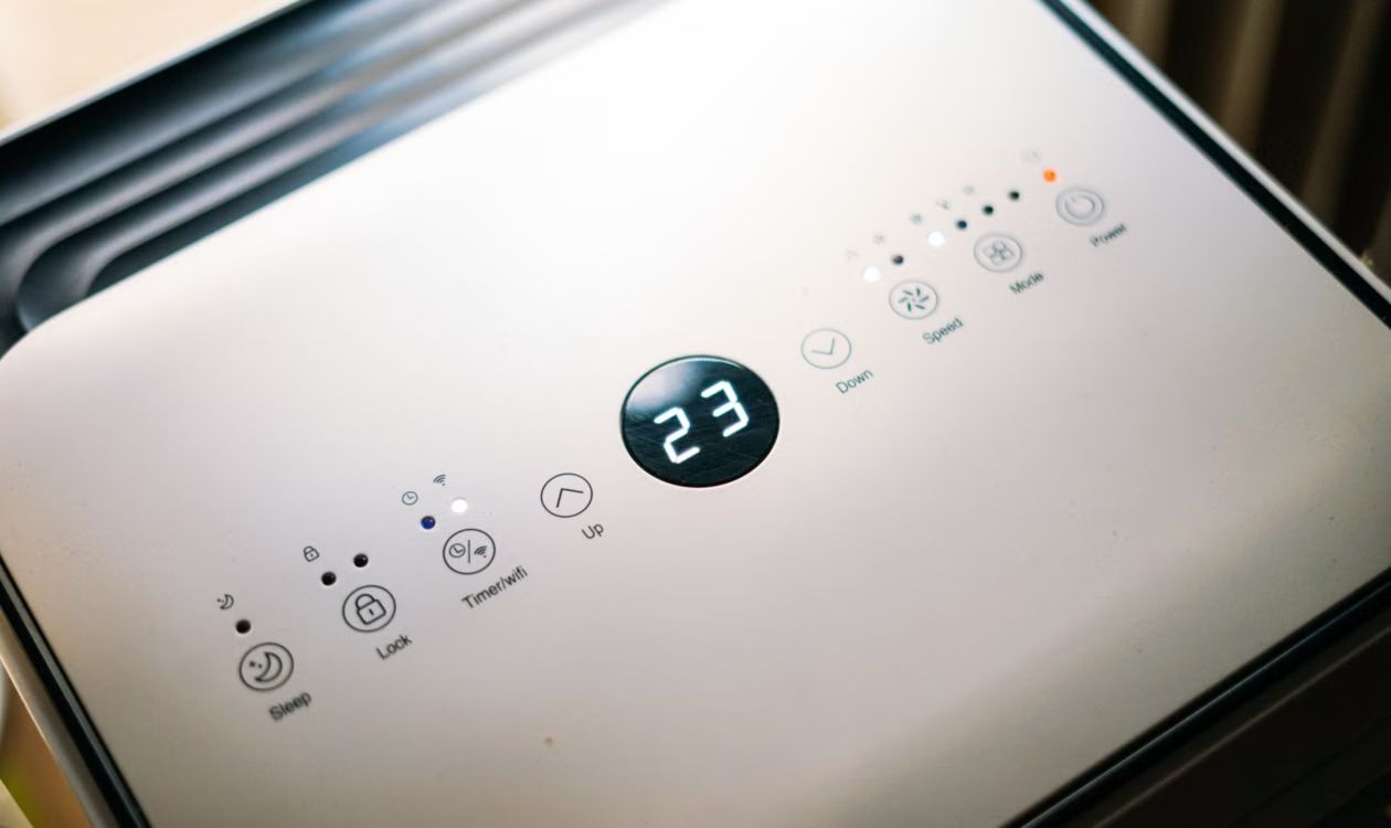 Elektrischer Luftentfeuchter im Einsatz